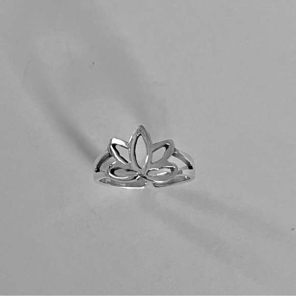Sterling silver lotus toe ring, lotus midi ring, silver lotus ring, lotus ring - Picture 5 of 7